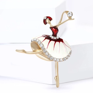 Luxuriöse Emaille-Ballerina-Brosche mit rotem Lack und Strass auf weißem Hintergrund