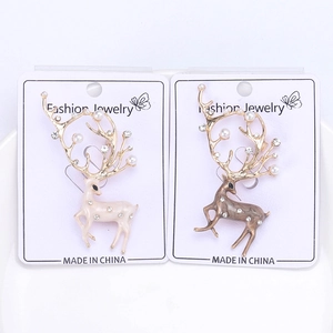Détail de broches élan en émail avec bois dorés, perles d'imitation et strass étincelants