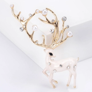 Broche élan émaillée avec strass et perles sur plateforme géométrique blanche