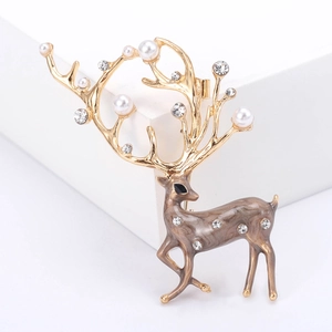 Broche renne élégante en alliage doré avec émail marbré, perles et strass