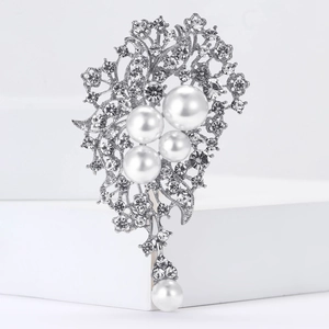 Broche vintage en alliage argenté avec des strass étincelants et des perles blanches élégantes