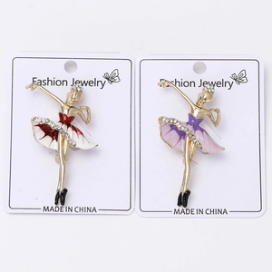 Dettaglio di spille ballerina con gonne in smalto colorato e accenti di cristallo