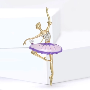 Élégante broche ballerine dorée avec tutu en émail violet et accents de strass brillants
