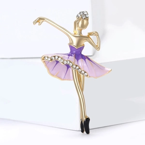 Elegante spilla ballerina dorata con vestito in smalto viola e cristalli scintillanti