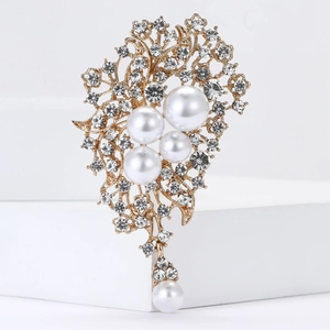 Élégante broche fleur dorée avec perles blanches et strass brillants pour tenue chic