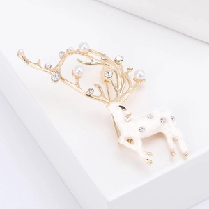 Détail de la broche renne avec émail blanc, bois dorés, perles et strass scintillants