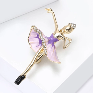 Elegante spilla ballerina con smalto viola e cristalli su base geometrica bianca