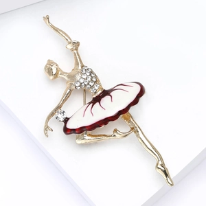 Élégante broche ballerine dorée avec cristaux étincelants et détails en émail rouge