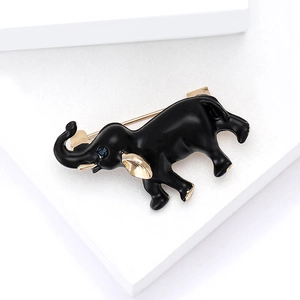 Elegante spilla a elefante in smalto nero con accenti dorati e occhio di cristallo blu