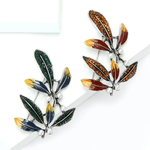 Spille a foglia in smalto vintage con strass e perle su supporti geometrici bianchi