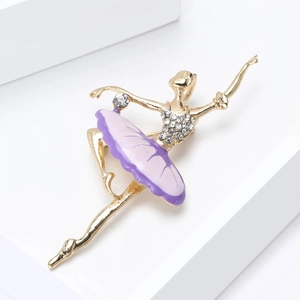 Détail de la broche ballerine avec émail violet et cristaux brillants sur métal doré