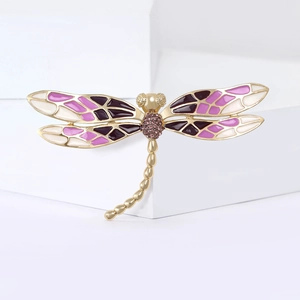 Broche libellule dorée exquise avec ailes en émail rose et violet sur bloc blanc