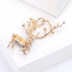 Détail d'une broche élan dorée avec des bois de renne raffinés et un fermoir à épingle sûr