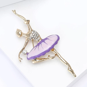 Broche de ballerine élégante avec base dorée, émail violet et cristaux blancs brillants