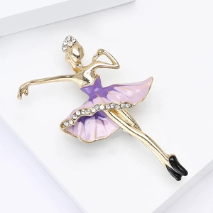 Spilla ballerina elegante con gonna in smalto viola e cristalli scintillanti