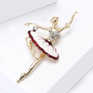 Détail d'une broche ballerine élégante avec strass brillants et jupe en émail blanc raffiné