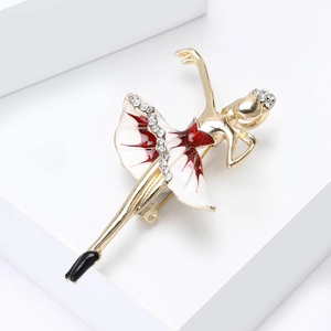 Dettaglio della spilla ballerina con smalto rosso e bianco e strass scintillanti