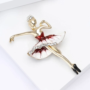 Dettaglio della spilla ballerina in smalto con gonna rossa e cristalli lucidi