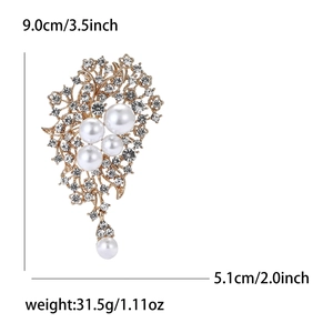 Broche fleur élégante avec perles blanches et strass sur une base en alliage doré