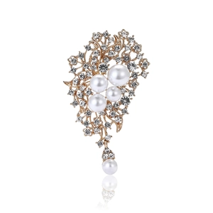 Broche florale vintage en alliage avec perles blanches et cristaux sur placage d'or