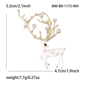 Broche cerf élégante en émail blanc, bois dorés, perles et cristaux sur fond blanc neutre