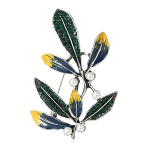 Spilla foglia stile foresta con strass verdi, smalto blu e perle bianche eleganti
