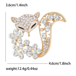 Détail de la broche renard avec fleurs en strass et dimensions de 4,6 cm sur 3,6 cm