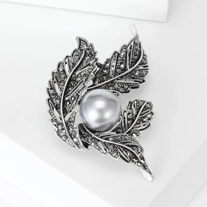 Elegant vintage leaf brooch with grey pearl and dark rhinestones in silver finish
