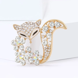 Broche renard dorée élégante avec zircons blancs et strass aurore boréale colorés
