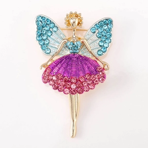 Dettaglio della spilla ballerina con ali blu, smalto viola e accenti di strass rosa
