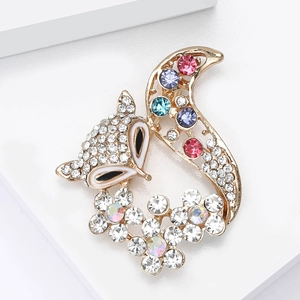 Broche renard élégante avec strass étincelants sur alliage doré et support moderne