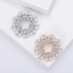 Élégante Broche Couronne de Fleurs en Alliage Avec Imitation Künstliche Perles et Strass Scintillants pour Femmes Clip Foulard Bijoux Chic