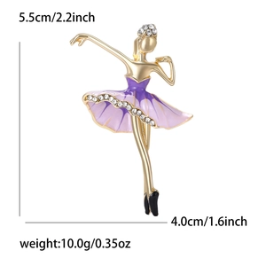 Détail de la broche ballerine montrant la robe en émail violet et les strass