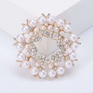 Élégante broche fleur dorée avec perles blanches et centre étoilé étincelant de diamants