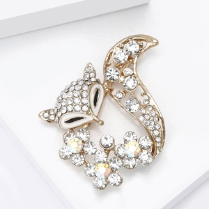 Détail d'une broche renard et fleurs de luxe avec strass pavés et émail blanc chic