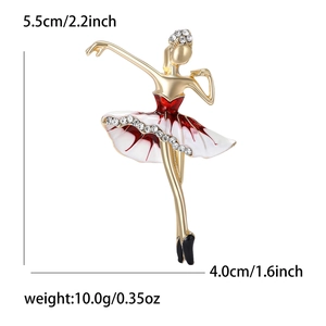 Vue détaillée de la broche ballerine avec dimensions de 5,5 cm de haut et 4,0 cm de large