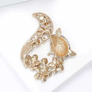 Élégante broche chat et croissant de lune dorée avec strass vue de dos détaillée