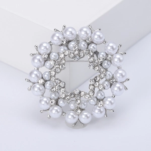 Élégante broche fleurie en argent avec perles blanches et strass brillants pour foulards