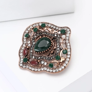 Spilla barocca in lega con pietra verde a goccia e strass colorati brillanti