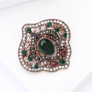 Spilla barocca vintage in lega con pietra a goccia verde scuro e strass colorati