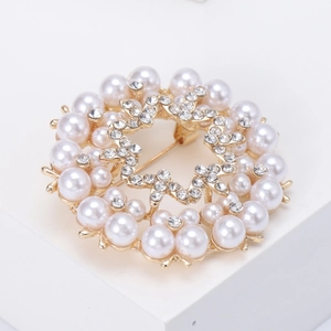 Élégante broche fleurie dorée avec perles blanches et cristaux dans un design de couronne ronde