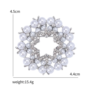 Broche fleurie élégante avec perles et strass brillants au design hexagonal évidé
