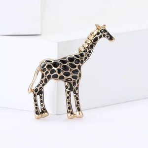 Fashion Alloy Giraffe Brooch Delicate Enamel Spotted Animal Breastpin Gold Black Rhinestone Inlaid Corsage For Women