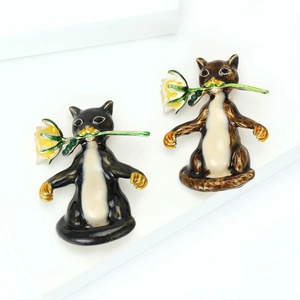 Lot de 2 broches mignonnes en émail chat avec une rose, épingles en alliage noir et brun