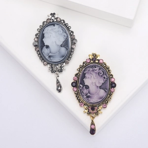 Vintage Palace Style Cameo Brooch With Rhinestones Hollow Frame Teardrop Pendant Alloy Resin Relief Pin For Women Jewelry