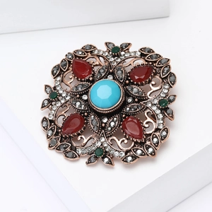 Exquise broche vintage en alliage avec pierre centrale bleue et cristaux colorés