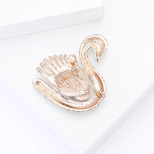 Détail de l'épingle de sûreté et du placage en or rose sur la broche cygne