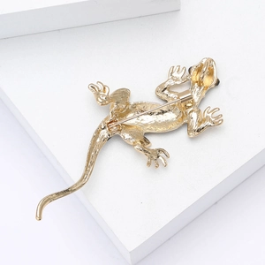 Détail de l'arrière de la broche gecko dorée montrant le mécanisme de fermoir épingle
