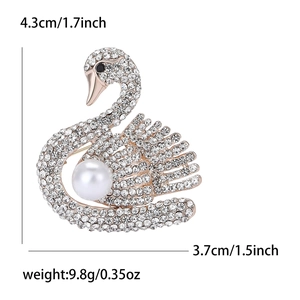 Élégante broche cygne en or rose avec strass blancs et accent de perle fine