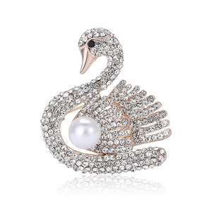 Broche cygne élégante avec placage à l'or, cristaux blancs et une grande perle